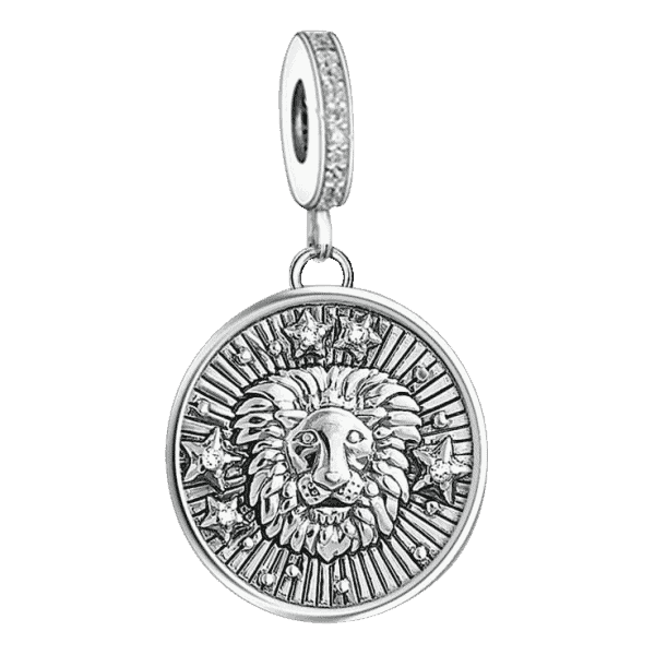 Voorkant van onze nieuwe sterrenbeeld bedel. Mooie charm in het horoscoop thema. De leeuw is mooi afgebeeld aan de voorkant en afgewerkt met sterren zirkonia aan de voorkant. De bedel is uiteraard gemaakt van 925 sterling zilver. In de charm zijn fonkelende zirkonia's ingelegd.