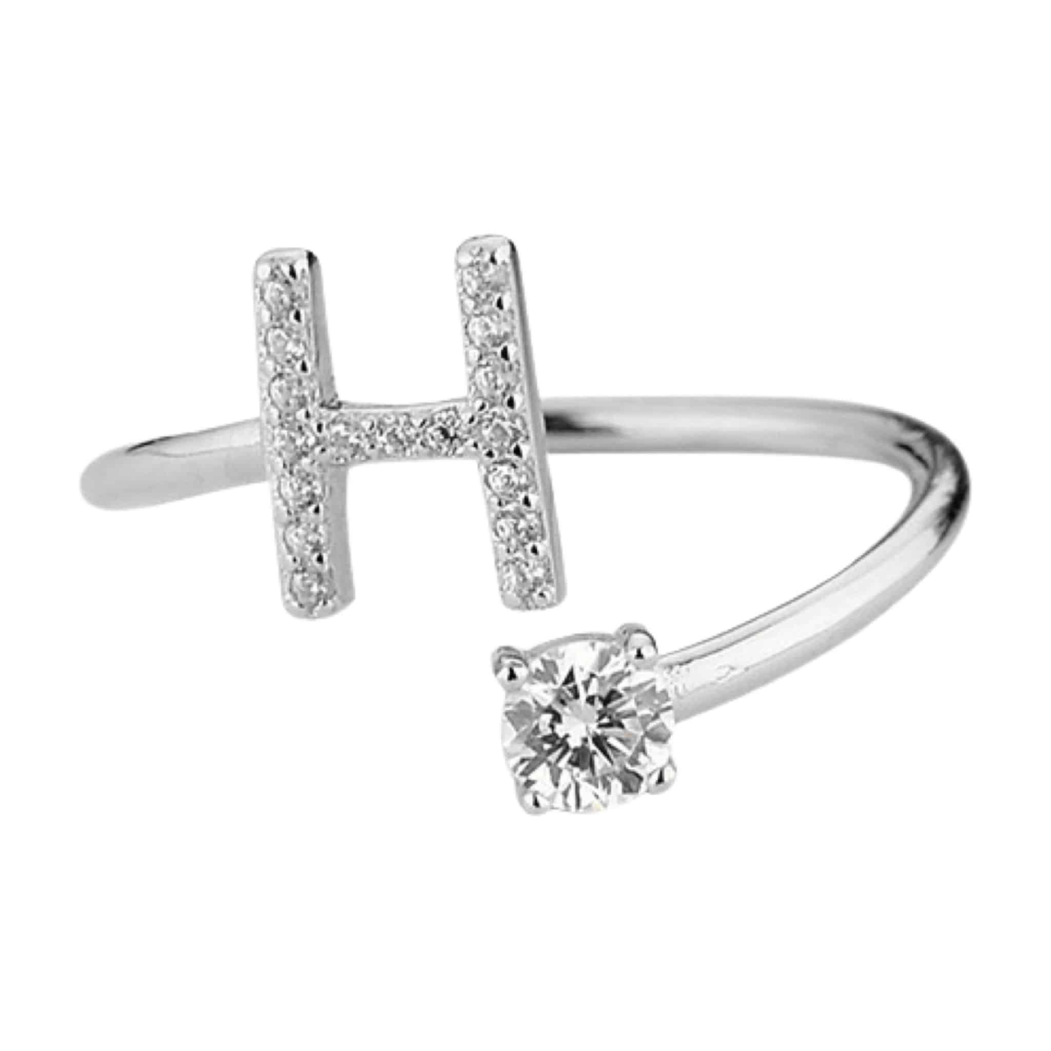 Product Afbeelding Vooraanzicht van onze letter ringen. Deze prachtige ring met de letter H is gemaakt van 925 sterling zilver en is verstelbaar. De letter H is ingelegd met zirkonia. Aan het uiteinde van de ring zit een grote zirkonia steen.