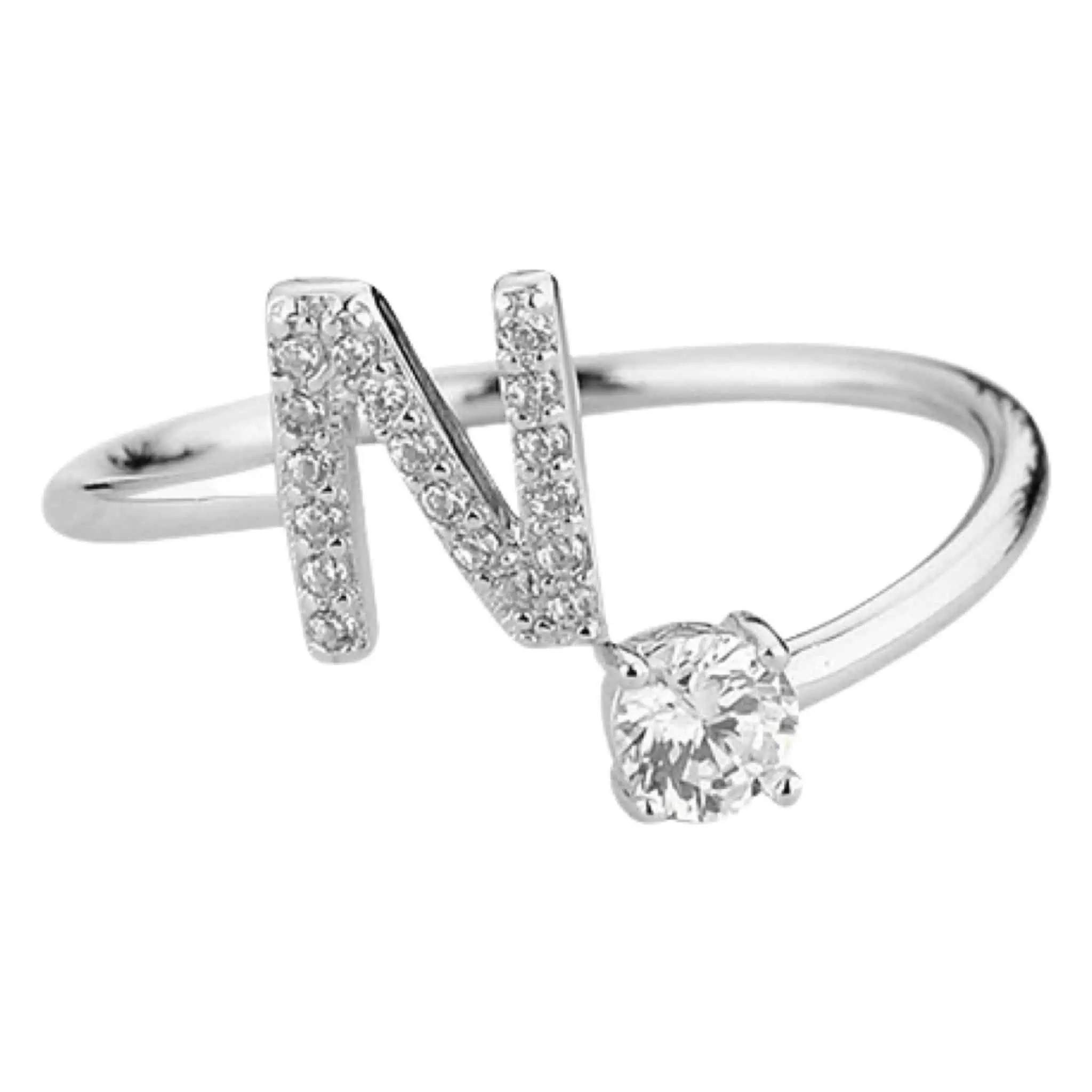 Product Afbeelding Vooraanzicht van onze letter ringen N. Deze prachtige ring met de letter N is gemaakt van 925 sterling zilver en is verstelbaar. De letter N is ingelegd met zirkonia. Aan het uiteinde van de ring N zit een grote zirkonia steen.