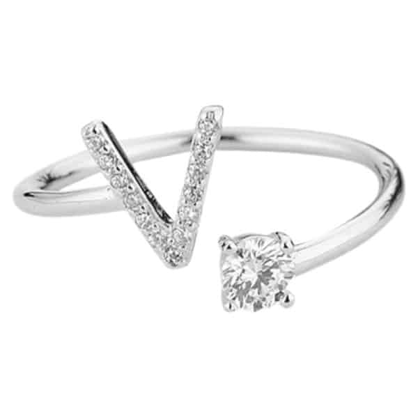 Product Afbeelding Vooraanzicht van onze letter ringen V. Deze prachtige ring met de letter V is gemaakt van 925 sterling zilver en is verstelbaar. De letter V is ingelegd met zirkonia. Aan het uiteinde van de ring V zit een grote zirkonia steen.