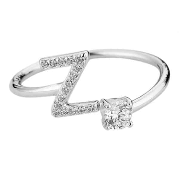 Product Afbeelding Vooraanzicht van onze letter collectie. Deze prachtige ring met de letter Z. De Z is helemaal ingelegd met zirkonia's. De ring Z is verstelbaar en zo kan iedereen hem dragen. Aan het uiteinde zit een grote zirkonia. Een echt eyecatcher aan je vinger. Of je nou van iemand houd met een Z of dat je een Z bent. Gemaakt van 925 sterling zilver. Ook zo trots op je intialen.