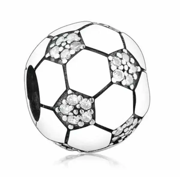 Product Afbeelding Vooraanzicht van onze prachtige voetbal met zirkonia. Deze bead heeft vijf vlakken met glad 925 sterling zilver en vlakken ingelegd met zirkonia. Voor de echte voetbal fan.