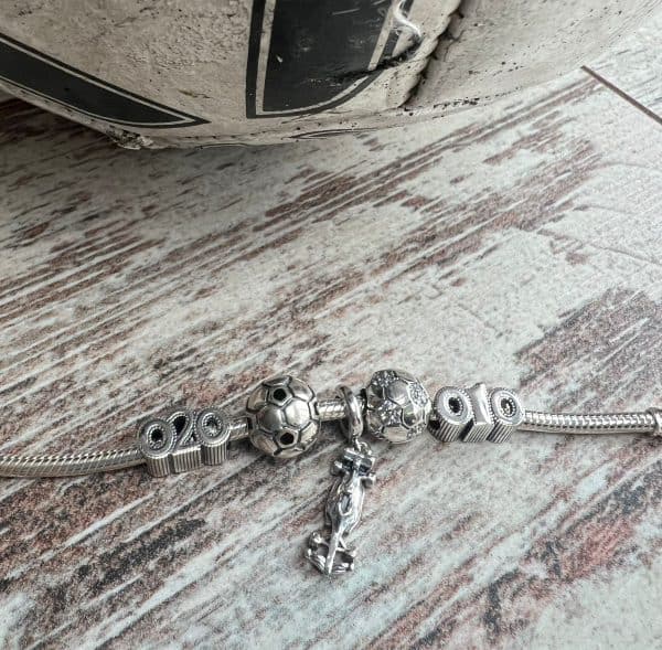 Sfeerfoto van onze super vette nieuwe bedel uit de collectie hobby, beroepen en sporten. Deze race auto is gemaakt van 925 sterling zilver. De ultieme Formule 1 bedel voor de echt fan van een racewagen of alles wat met racen te maken heeft.