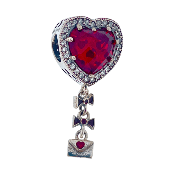 Product Afbeelding voorkant van onze nieuwe valentijn ontwerp. Prachtige hart vlieger met envelopje. Prachtig ingelegd met zirkonia en een groot rood hart van zirkonia. Aan beide kanten. De schattig strikjes aan de staart zijn van rode emaille. Laat de liefde vliegen.