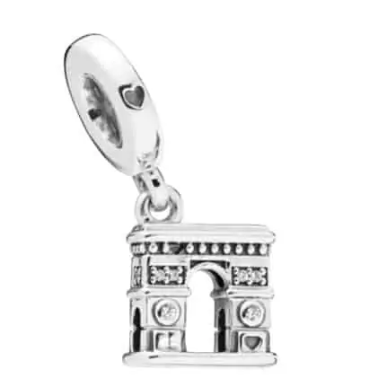 Vooraanzicht van onze prachte charm arc de triomph. De bedel is mega beroemd in parijs en is een must have als je er bent geweest. De zirkonia's zijn mooi geplaatst in de 2 pilaren en charm. De stempel van 925 Sterling Zilver zit mooi op de charm gegraveerd