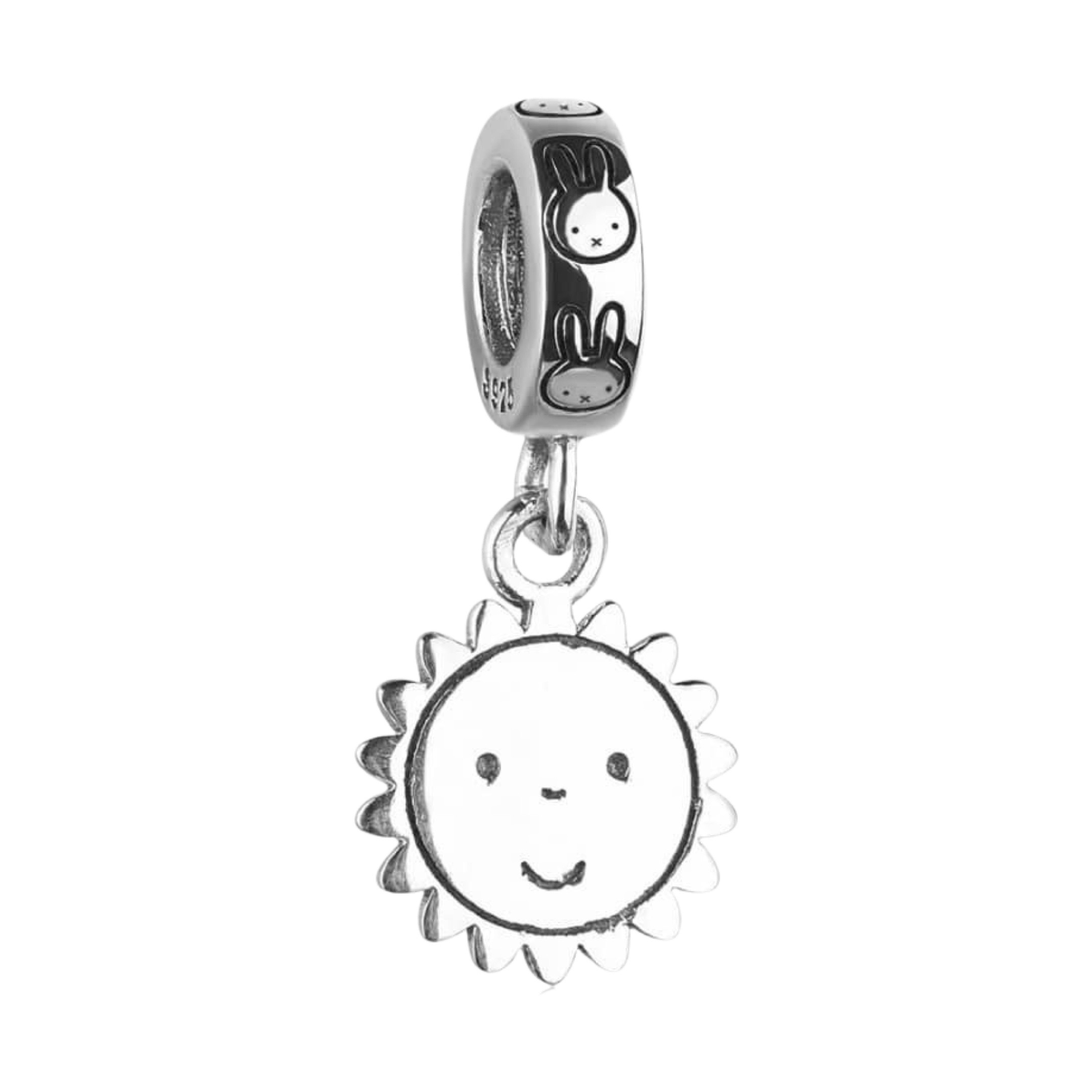 Product Afbeelding Vooraanzicht van onze prachtige Dick Bruna zon. Deze lieve zon komt direct uit het boek van nijntje. De charm is gemaakt van 925 sterling zilver en is gegraveerd met zwarte emaille. Ook de ring van de bedel is gegraveerd met nijntje hoofdjes.