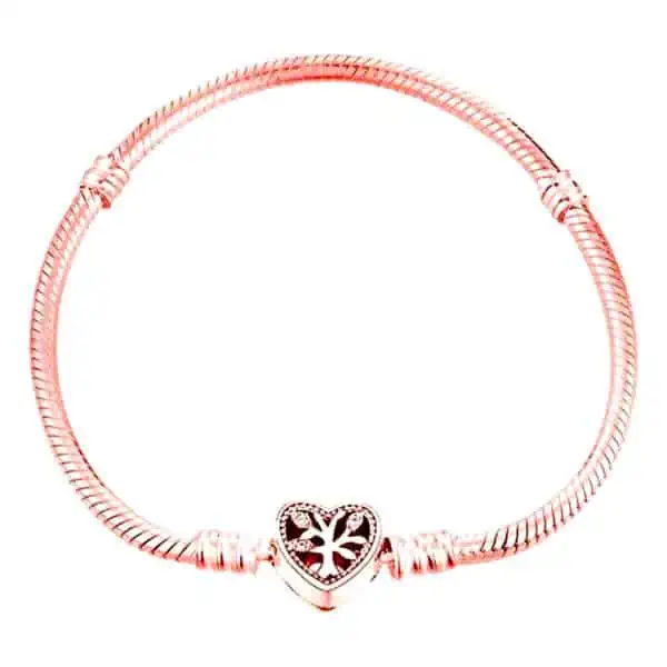 Product Afbeelding Vooraanzicht van onze geweldige bedelarmband in rose goud. De levensboom is open gewerkt en gegraveerd met family op de achterkant gegraveerd. De bedelarmaband is gemaakt van 925 sterling zilver met een laagje rose goud.