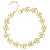 Bovenaanzicht Product armband madeliefjes in goud. Prachtige 925 Sterling zilveren armband met 15 prachtig afgewerkte madeliefjes aan elkaar. Gemaakt van 925 sterling zilver en een laag 14 karaat goud. De madeliefjes zijn voorzien van zirkonia. De armband sluit met een slotje. Een echte eyecatcher! Ook verkrijgbaar in zilver