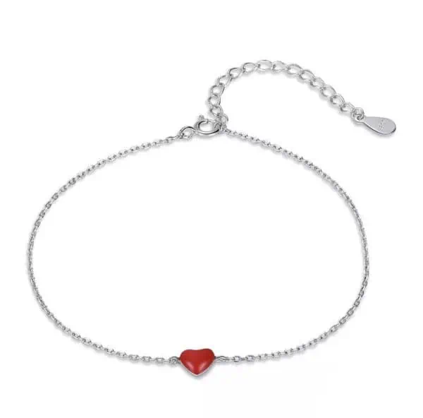 Product Afbeelding Bovenaanzicht van onze prachtige armband met slotje. Deze lieve armband heeft een klein rood hartje in het midden gemaakt van rode emaille en 925 sterling zilver.