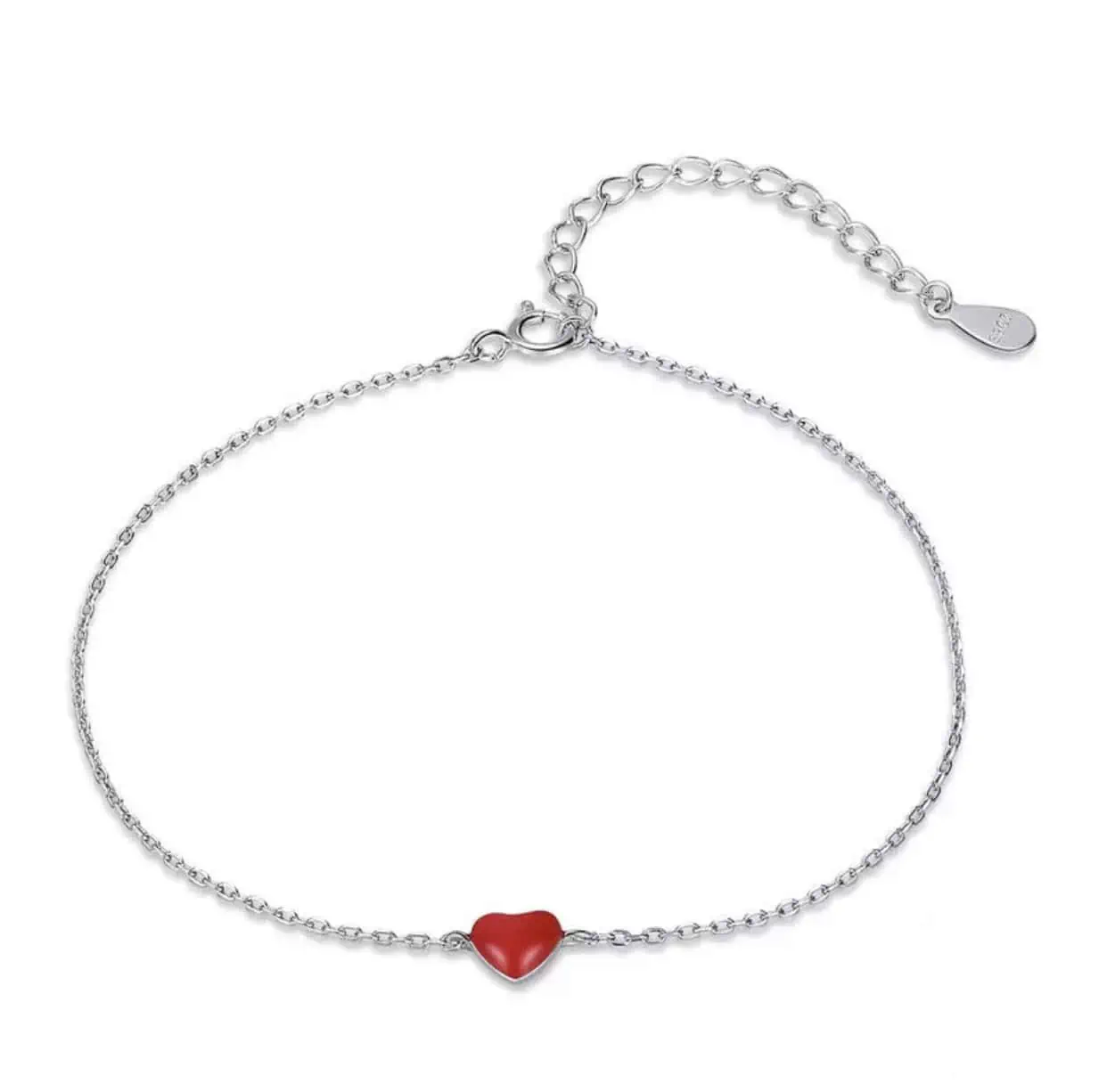 Product Afbeelding Bovenaanzicht van onze prachtige armband met slotje. Deze lieve armband heeft een klein rood hartje in het midden gemaakt van rode emaille en 925 sterling zilver.