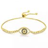Product Afbeelding Vooraanzicht van onze nieuwste sliding armband. Het boze oog groot is prachtig afgewerkt met blauwe en gele zirkonia. Adjustable tot 25 centimeter. De sliding armband is gemaakt van 925 sterling zilver met een laagje 18 karaat goud. Met naast het oog grote zirkonia's stenen. Een echte eyecatcher voor aan je arm. Inclusief gratis bescherming.