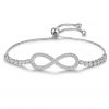 Vooraanzicht van deze prachtige Infinity armband. De Infinity Armband met sliding slot maakt hem compatible voor iedereen. Het teken van oneindig is ingelegd met zirkonia. De XL versie heeft ook nog steentjes aan beide kanten. Gemaakt van 925 sterling zilver