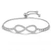 Vooraanzicht van deze prachtige Infinity armband. De Infinity Armband met sliding slot maakt hem compatible voor iedereen. Het teken van oneindig is ingelegd met zirkonia. De XL versie heeft ook nog steentjes aan beide kanten. Gemaakt van 925 sterling zilver