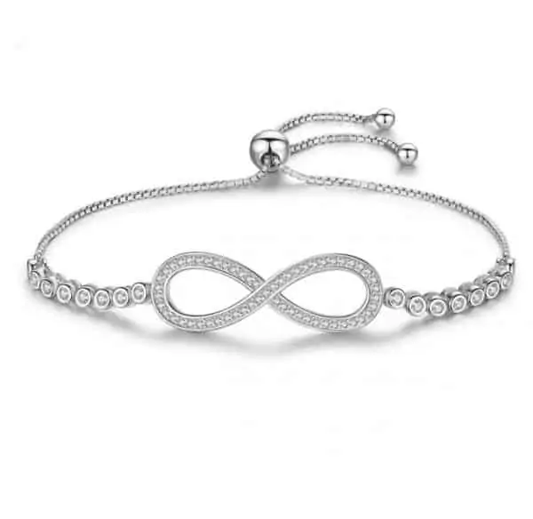 Vooraanzicht van deze prachtige Infinity armband. De Infinity Armband met sliding slot maakt hem compatible voor iedereen. Het teken van oneindig is ingelegd met zirkonia. De XL versie heeft ook nog steentjes aan beide kanten. Gemaakt van 925 sterling zilver