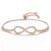 Vooraanzicht van deze prachtige Infinity armband rose. De Infinity Armband met sliding slot maakt hem compatible voor iedereen. Het teken van oneindig is ingelegd met zirkonia. De XL versie heeft ook nog steentjes aan beide kanten. Gemaakt van 925 sterling zilver