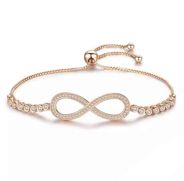 Vooraanzicht van deze prachtige Infinity armband rose. De Infinity Armband met sliding slot maakt hem compatible voor iedereen. Het teken van oneindig is ingelegd met zirkonia. De XL versie heeft ook nog steentjes aan beide kanten. Gemaakt van 925 sterling zilver