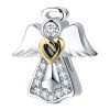 Product Afbeelding Voor en Achteraanzicht van onze prachtige beschermende engel. Deze lieve engel houd een gouden hartje vast en is totaal ingelegd met zirkonia. Gemaakt van 925 sterling zilver. De vleugels van de engelen zijn zijwaarts.