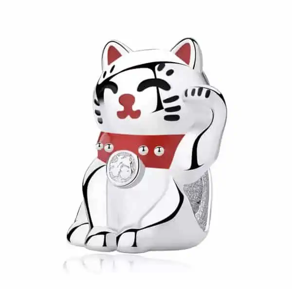 Product Afbeelding Vooraanzicht van onze geweldig gelukskat. Deze geluks kat heeft mooie rode emaille details en een grote zirkonia steen in de halsband. Uiteraard is deze bead gemaakt van 925 sterling zilver.