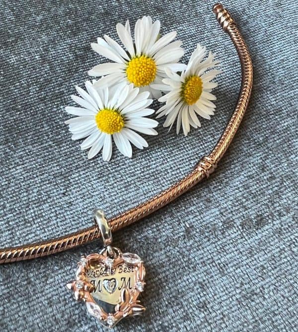 Sfeerfoto van onze pracht mom charm 2-delig voor alle moeders deze prachtige bedel gemaakt van 925 sterling zilver