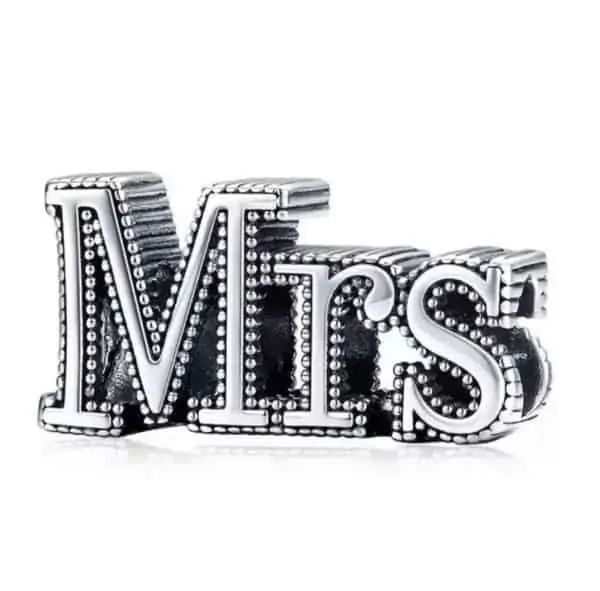 Vooraanzicht Product van onze nieuwe trouwerij bedel. Grote letters MRS in 925 sterling zilver