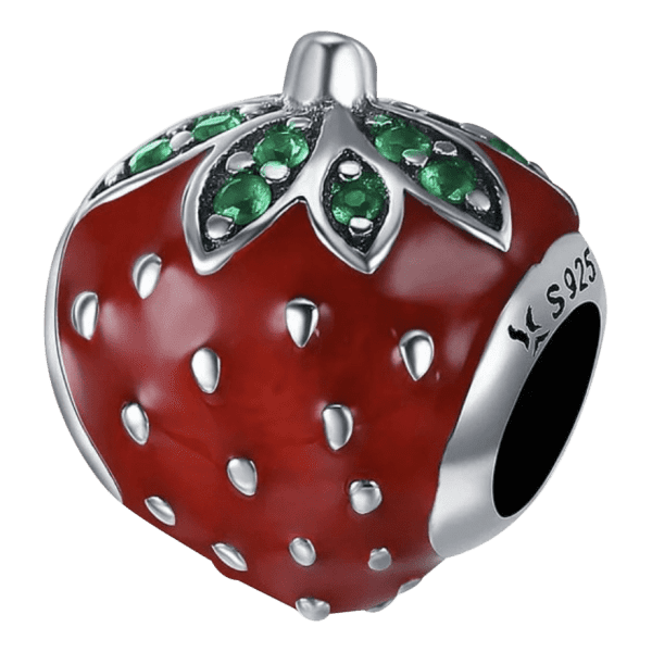 Product Afbeelding Vooraanzicht van een mooie rode aardbei. Deze aarbei met rode en groene emaille lijkt net echt. Afgewerkt met 925 sterling zilveren puntjes om de aardbei nog realistischer te maken.