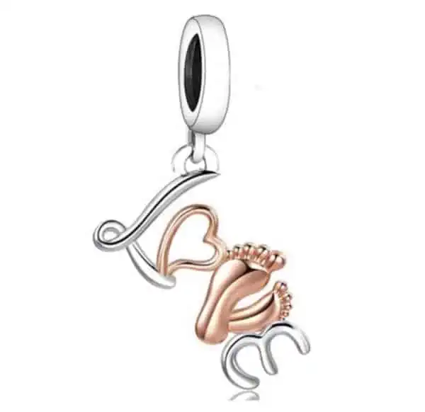 Product Afbeelding Vooraanzicht uit onze baby collectie. De bedel love van 925 sterling zilver heeft zilveren letters. De babyvoetjes rose zijn in de vorm van een V gemaakt. De is in de vorm van een hartje. Deze charm is een prachtige bedel voor aan je pandora armband. Voor de moeders een prachtig cadeau, onze baby voetjes bedel.