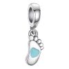product afbeelding van de voorkant. Prachtig baby voetje van 925 sterling zilver afgewerkt met een blauw emaille hartje.