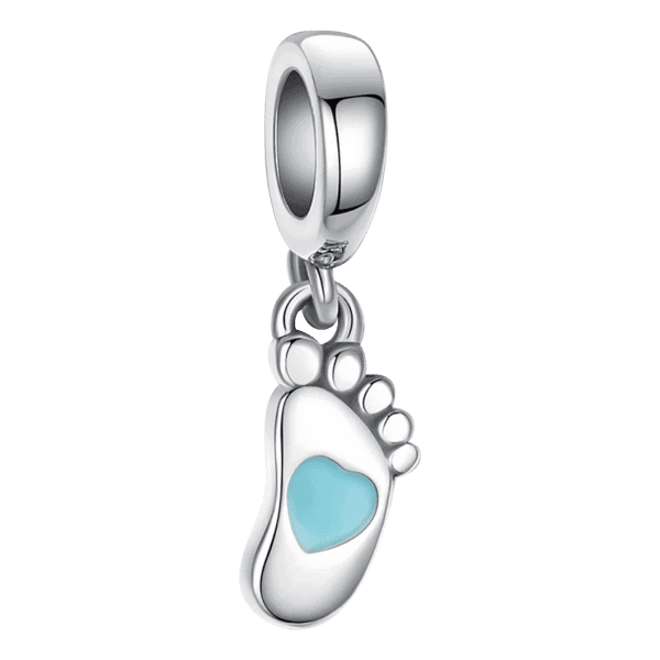 product afbeelding van de voorkant. Prachtig baby voetje van 925 sterling zilver afgewerkt met een blauw emaille hartje.