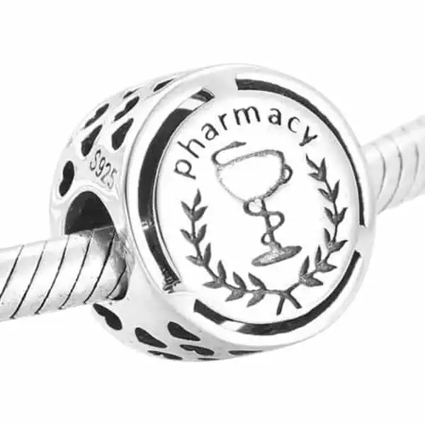 Product Afbeelding Voor en Achterzijde van onze prachtige pharmacy bead. Deze bedel is gemaakt van 925 sterling zilver en gegraveerd met zwarte emaille met Pharmacy en het apotheker logo. Super cadeau voor een geslaagde.