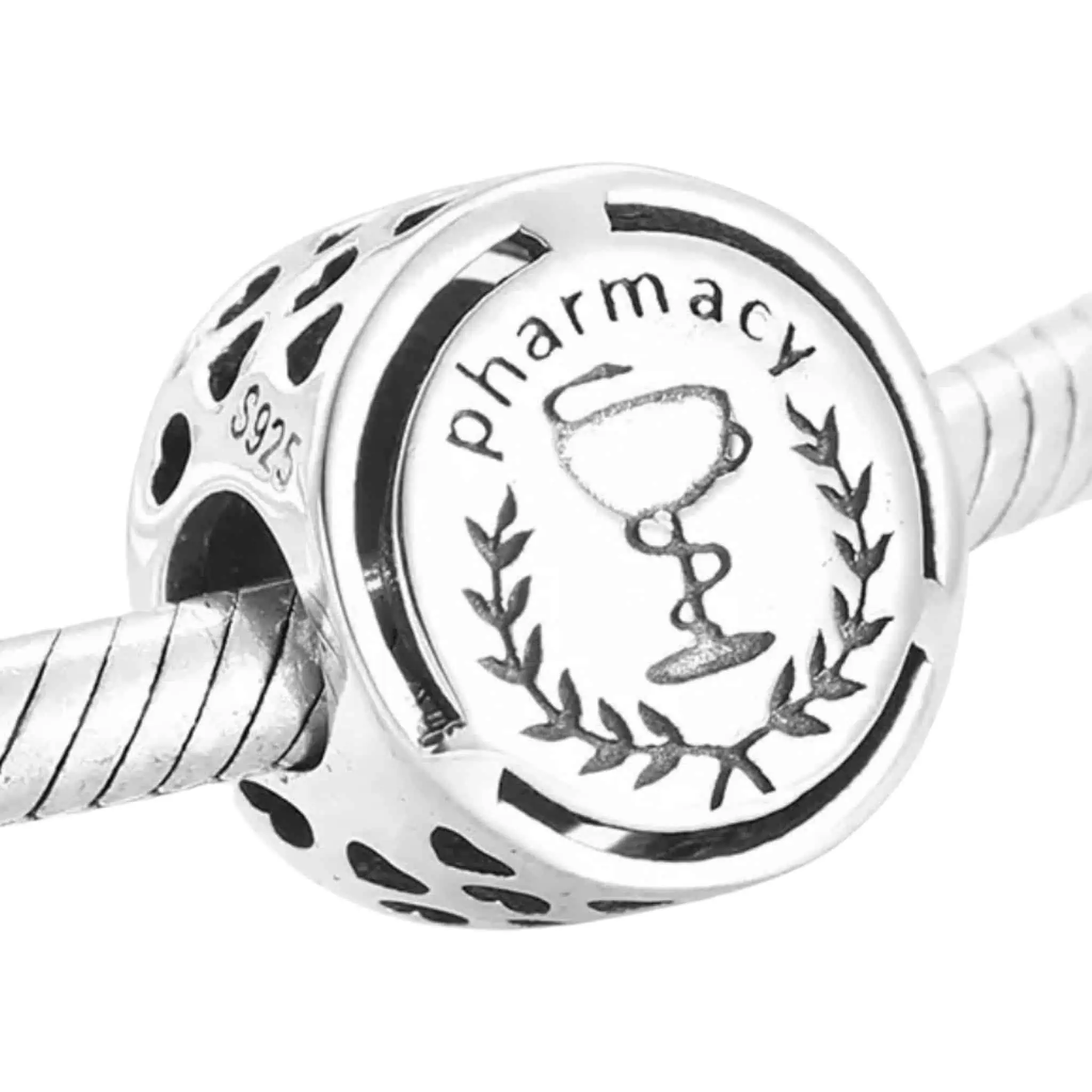 Product Afbeelding Voor en Achterzijde van onze prachtige pharmacy bead. Deze bedel is gemaakt van 925 sterling zilver en gegraveerd met zwarte emaille met Pharmacy en het apotheker logo. Super cadeau voor een geslaagde.