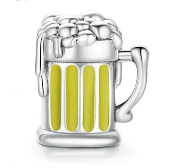 Product Afbeelding Vooraanzicht van onze nieuwe bedel drankjes. Deze bierpul is gemaakt van 925 sterling zilver met gele emaille. Het schuim van de pils borrelt over het glas en is ook gemaakt 925 sterling zilver. Niet alleen voor mannen, maar ook voor vrouwen. Een bead voor de Party girl.