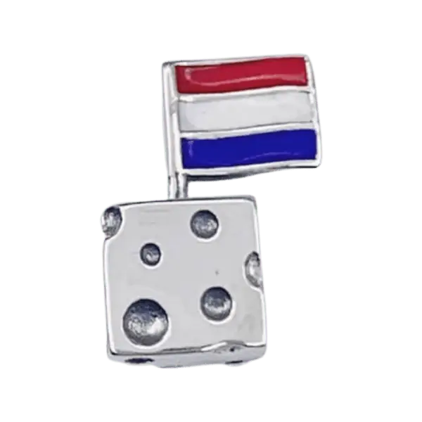 Product Afbeelding Vooraanzicht van ons blokje kaas met nederlandse vlag uit onze happy holland collectie. Deze prachtige bedel heeft gaatjes zoals in echt kaas. De bead is gemaakt van 925 sterling zilver. De nederlandse vlag is gemaakt van rode, witte en blauwe emaille. De bead kaas blokje is typisch nederlands.