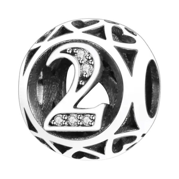 Product Afbeelding Voor en Achteraanzicht van onze prachtige cijfer bol bead 2. Deze bedel is opengewerkt met kleine hartjes en gemaakt van 925 sterling zilver. In het nummer twee zitten zirkonia steentjes.