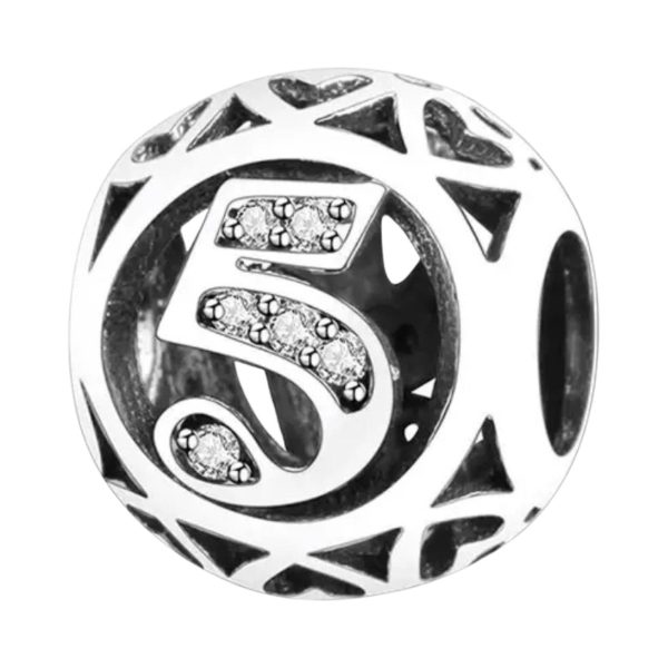 Product Afbeelding Voor en Achteraanzicht van onze prachtige cijfer bol bead 5. Deze bedel is opengewerkt met kleine hartjes en gemaakt van 925 sterling zilver. In het nummer vijf zitten zirkonia steentjes.