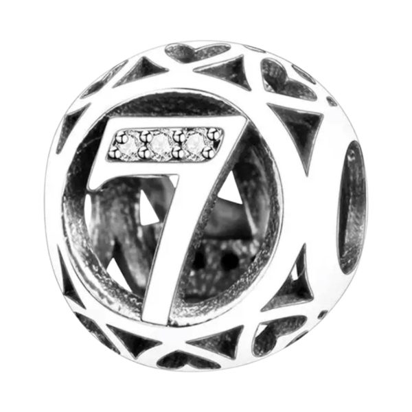 Product Afbeelding Voor en Achteraanzicht van onze prachtige cijfer bol bead 7. Deze bedel is opengewerkt met kleine hartjes en gemaakt van 925 sterling zilver. In het nummer zeven zitten zirkonia steentjes.