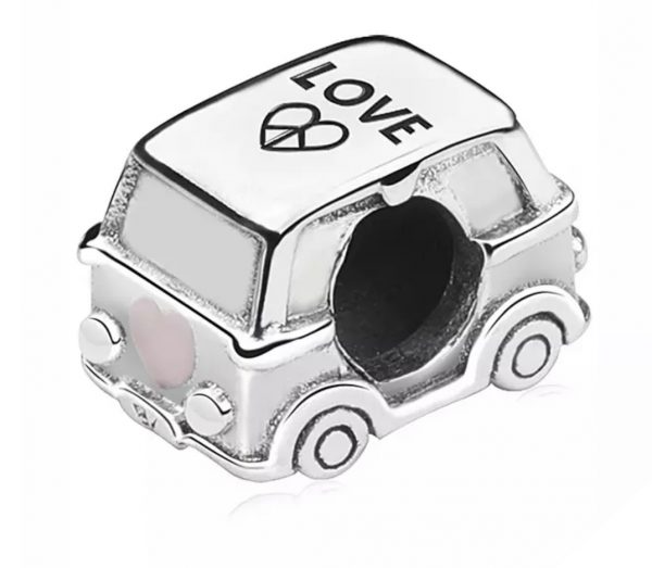 Product Afbeelding Zijaanzicht van onze nieuw reis bedel. Deze camper is met liefde gemaakt. Voor de echt rondreiziger is dit de perfecte bedel. Deze bead camer is gemaakt van 925 sterling zilver. Afgemaakt met een gravure op het dak van de kamper met love en het peace teken in de vorm van een hart. De bumper heeft een mooi roze hart van emaille.