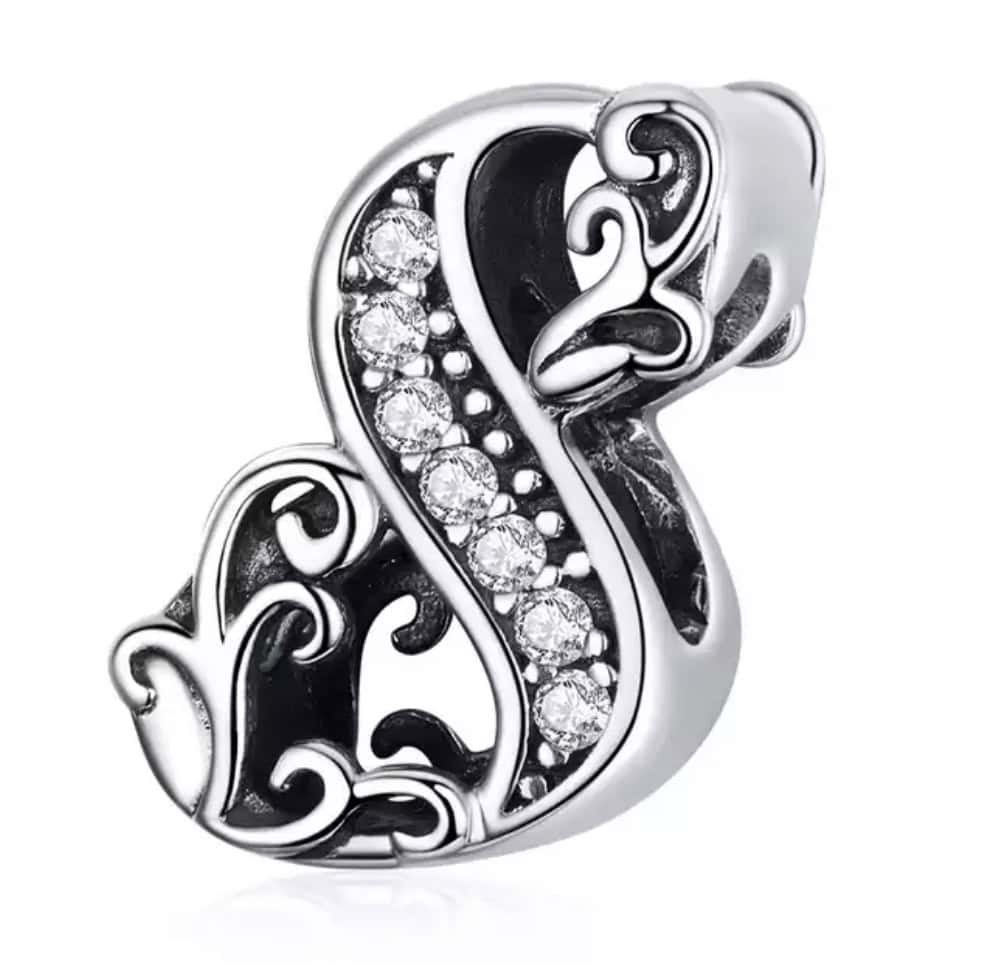 Product Afbeelding Voor en Achteraanzicht van onze prachtige symbool sier nummer 8. Deze bead is gemaakt van 925 sterling zilver. Dit cijfer acht is ingelegd met zirkonia steentjes en sierlijk afgewerkt.