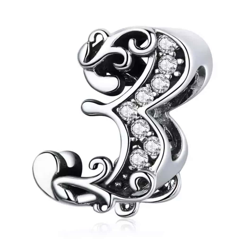 Product Afbeelding Voor en Achteraanzicht van onze prachtige symbool sier nummer 3. Deze bead is gemaakt van 925 sterling zilver. Dit cijfer drie is ingelegd met zirkonia steentjes en sierlijk afgewerkt.