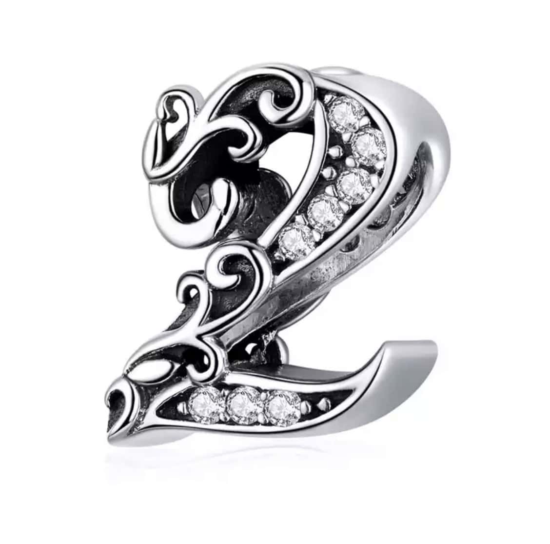 Product Afbeelding Voor en Achteraanzicht van onze prachtige symbool sier nummer 2. Deze bead is gemaakt van 925 sterling zilver. Dit cijfer twee is ingelegd met zirkonia steentjes en sierlijk afgewerkt.