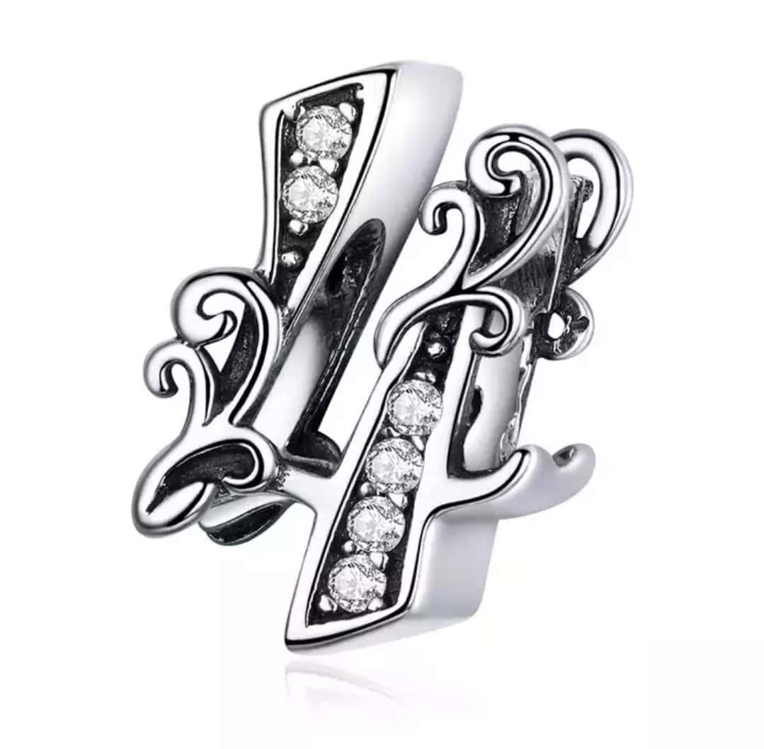 Product Afbeelding Voor en Achteraanzicht van onze prachtige symbool sier nummer 4. Deze bead is gemaakt van 925 sterling zilver. Dit cijfer vier is ingelegd met zirkonia steentjes en sierlijk afgewerkt.