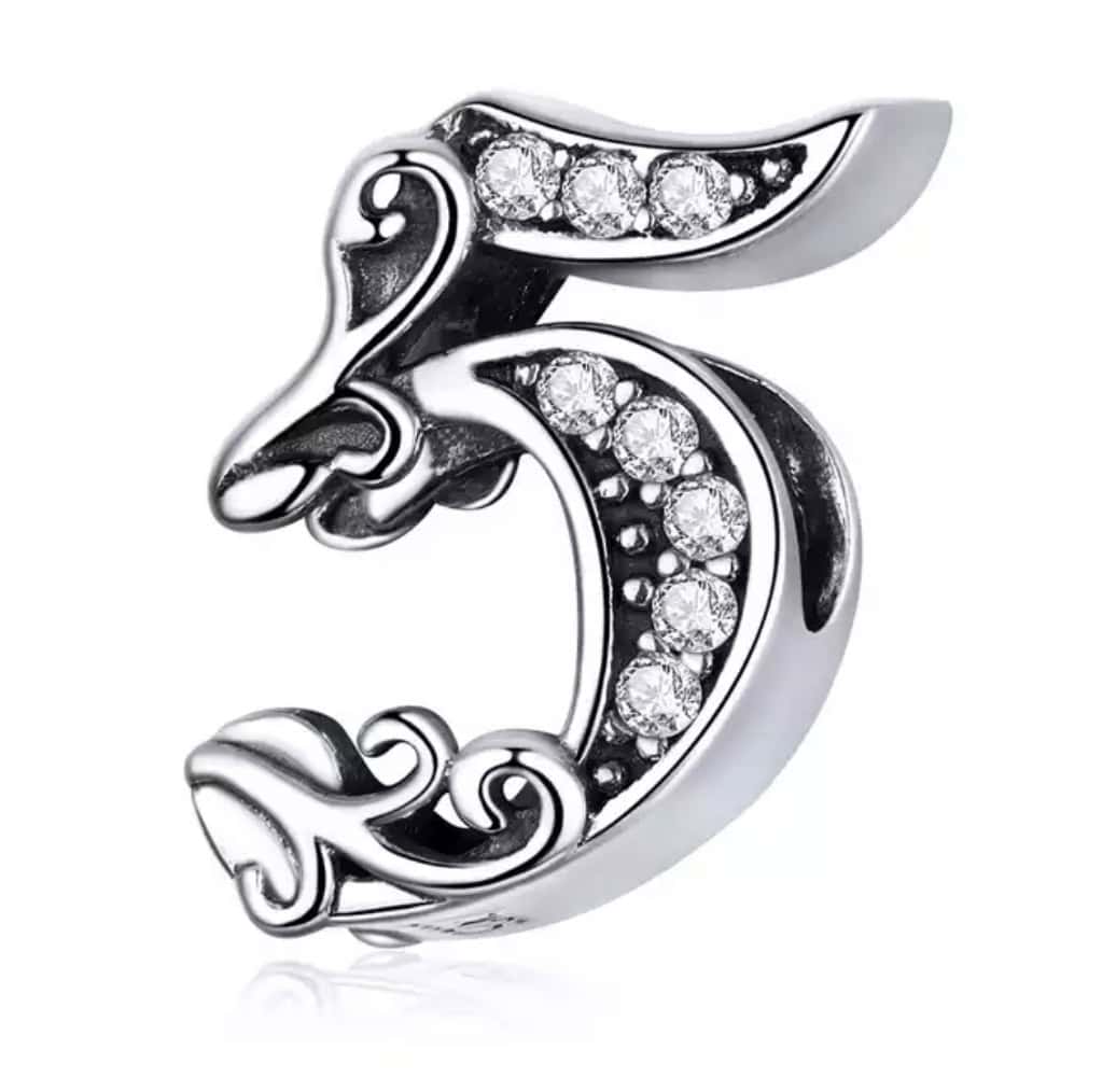 Product Afbeelding Voor en Achteraanzicht van onze prachtige symbool sier nummer 5. Deze bead is gemaakt van 925 sterling zilver. Dit cijfer vijf is ingelegd met zirkonia steentjes en sierlijk afgewerkt.