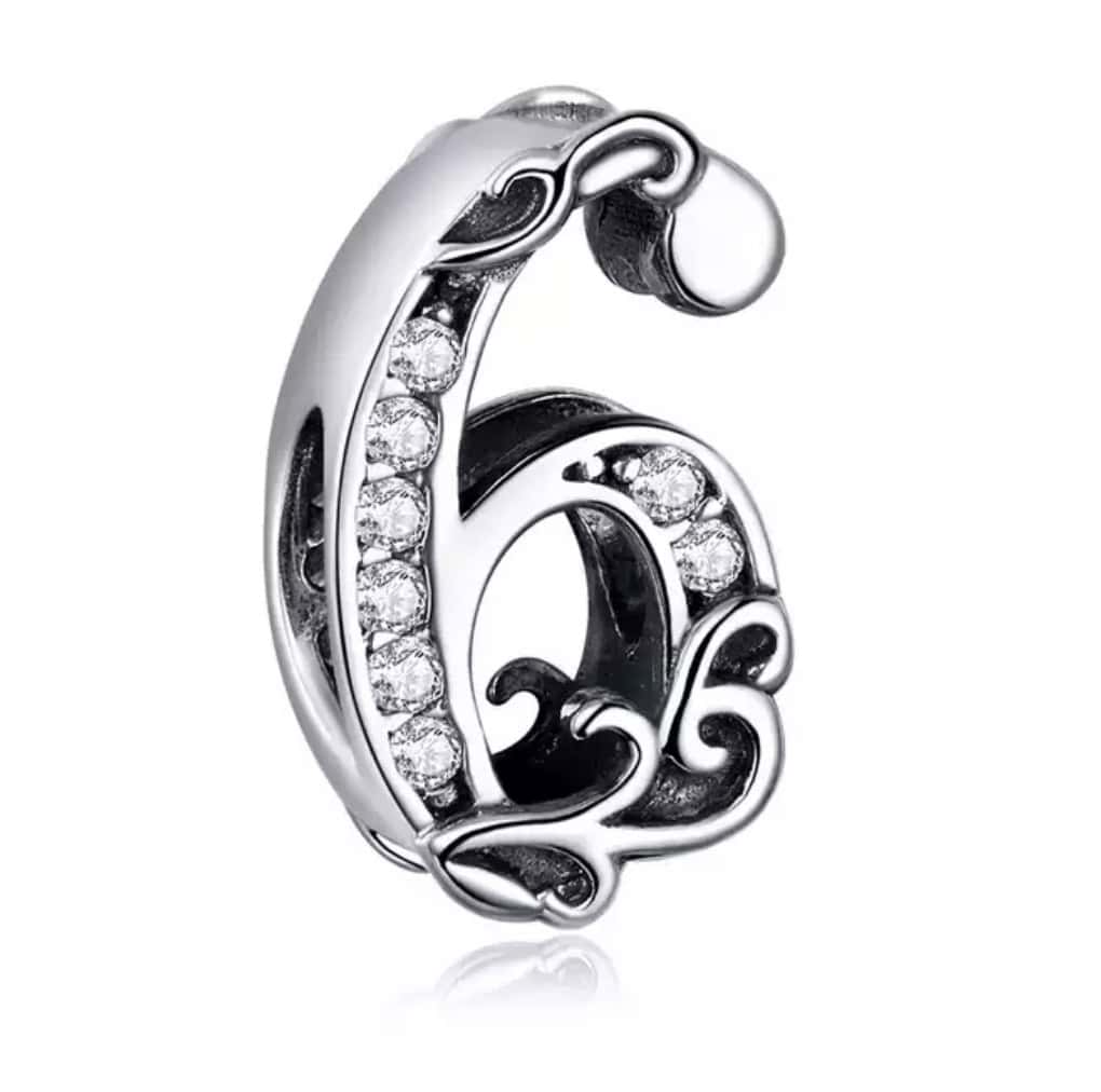 Product Afbeelding Voor en Achteraanzicht van onze prachtige symbool sier nummer 6. Deze bead is gemaakt van 925 sterling zilver. Dit cijfer zes is ingelegd met zirkonia steentjes en sierlijk afgewerkt.