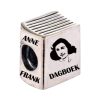 Product Afbeelding Vooraanzicht en achteraanzicht van onze prachtige nieuwe bedel uit de happy holland collectie. Deze bead van het dagboek van anne frank is gemaakt van 925 sterling zilver. Het gezicht van anne is gegrafeerd met zwarte emaille.