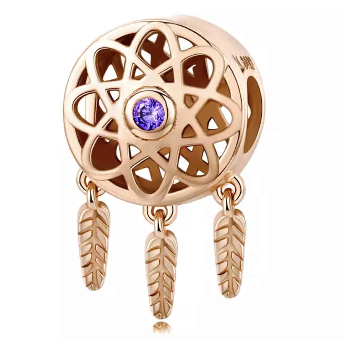 Product Afbeelding Voor en Achteraanzicht van deze prachtige droomvanger rose met paarse zirkonia uit de geloof collectie. Deze droomvanger is gemaakt van 925 sterling zilver met een laagje rose goud. Afgewerkt met 3 hangende veren een ingelegde paarse zirkonia.