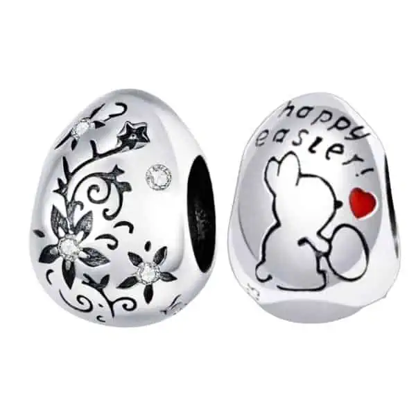 Product Afbeelding Voor en Achteraanzicht van onze lieve paasei voor pasen. Deze bead ei is gemaakt van 925 sterling zilver en is aan de voorkant van het paasei gegraveerd met versiersels. Aan de achterkant is het ei gegraveerd met happy easter en een konijn met een rood hartje.