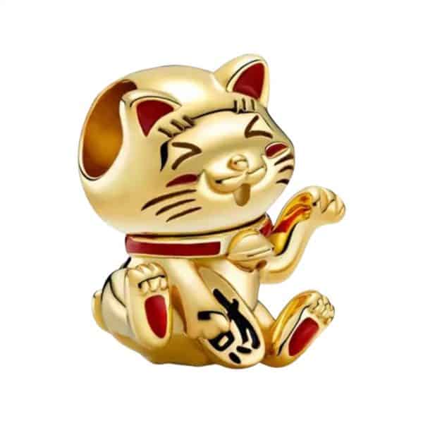 Product Afbeelding Vooraanzicht van onze prachtige gouden geluks kat uit de geloof en geluk collectie. Deze gelukskat is gemaakt van 925 sterling zilver en heeft een laagje goud van 14 karaat. Prachtig afgewerkt met detail van rode en zwarte emaille.