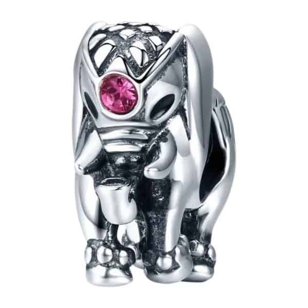 Product Afbeelding Vooraanzicht van onze prachtige olifant bedel. Deze geluksolifant bedel is gemaakt van 925 sterling zilver met een grote roze zirkonia steen op het hoofd. Een verrijking voor de dieren collectie.