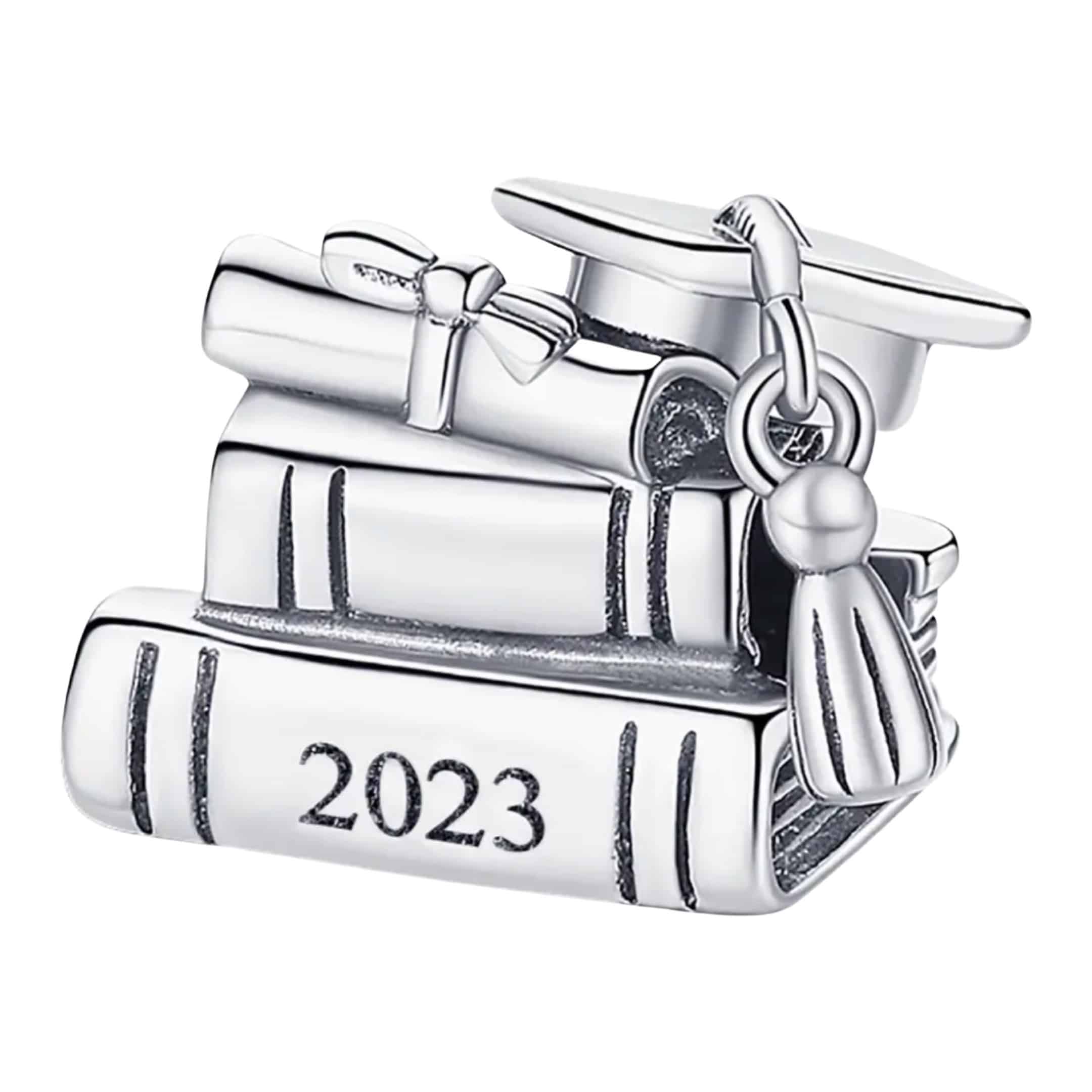 Product Afbeelding Vooraanzicht van onze prachtige nieuwe geslaagd bedel in de categorie jubileum. Deze bead zijn boeken met diplopa en een geslaagd hoedje. Gemaakt van 925 sterling zilver met de gravure 2023 in het boek.