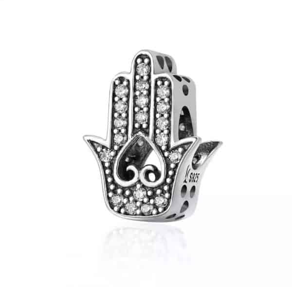 Vooraanzicht van onze prachtige hamsa hand bedel. Deze mooie bedel is volledig ingelegd met zirkonia aan beide kanten. Het hart in het midden van de hand van fatima is gebaakt van zilver en emaille. Uiteraard is de bedel gemaakt van 925 sterling zilver.