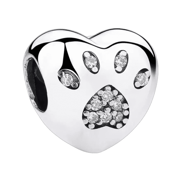 Voorkant hart met grote hondenvoetje met veel ingelegde zirkonia. Onderkant van het dierenpootje is een omgekeerd hart. Leuk detail is dat de zirkonia dierenvoetje aan beide kanten staat. Gemaakt van 925 Sterling zilver.